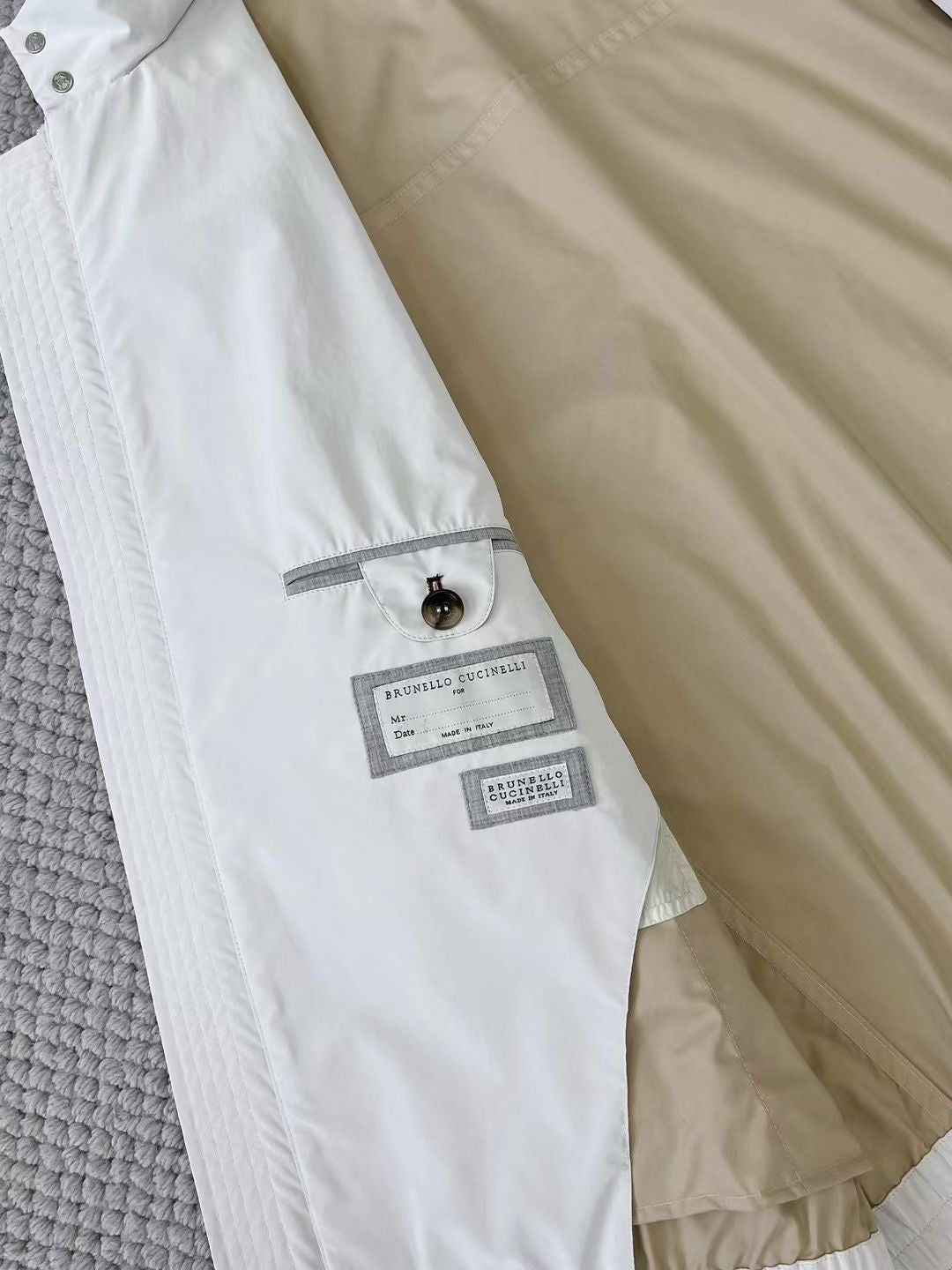 Brunello Cucinelli – Weisse Herrenjacke mit Stehkragen und Reissverschluss