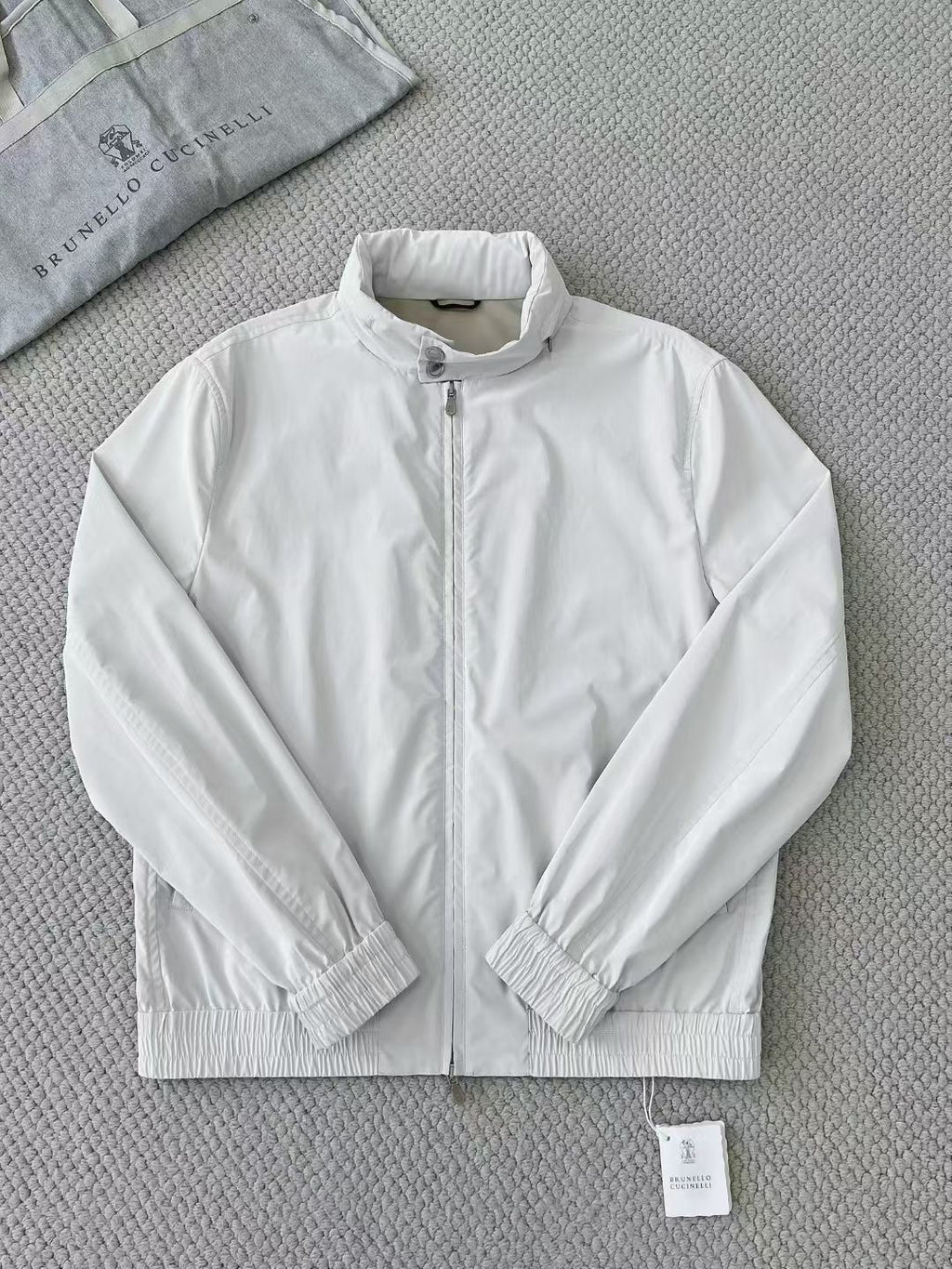 Brunello Cucinelli – Weisse Herrenjacke mit Stehkragen und Reissverschluss