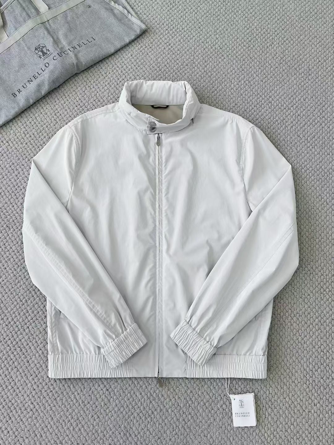 Brunello Cucinelli – Weisse Herrenjacke mit Stehkragen und Reissverschluss