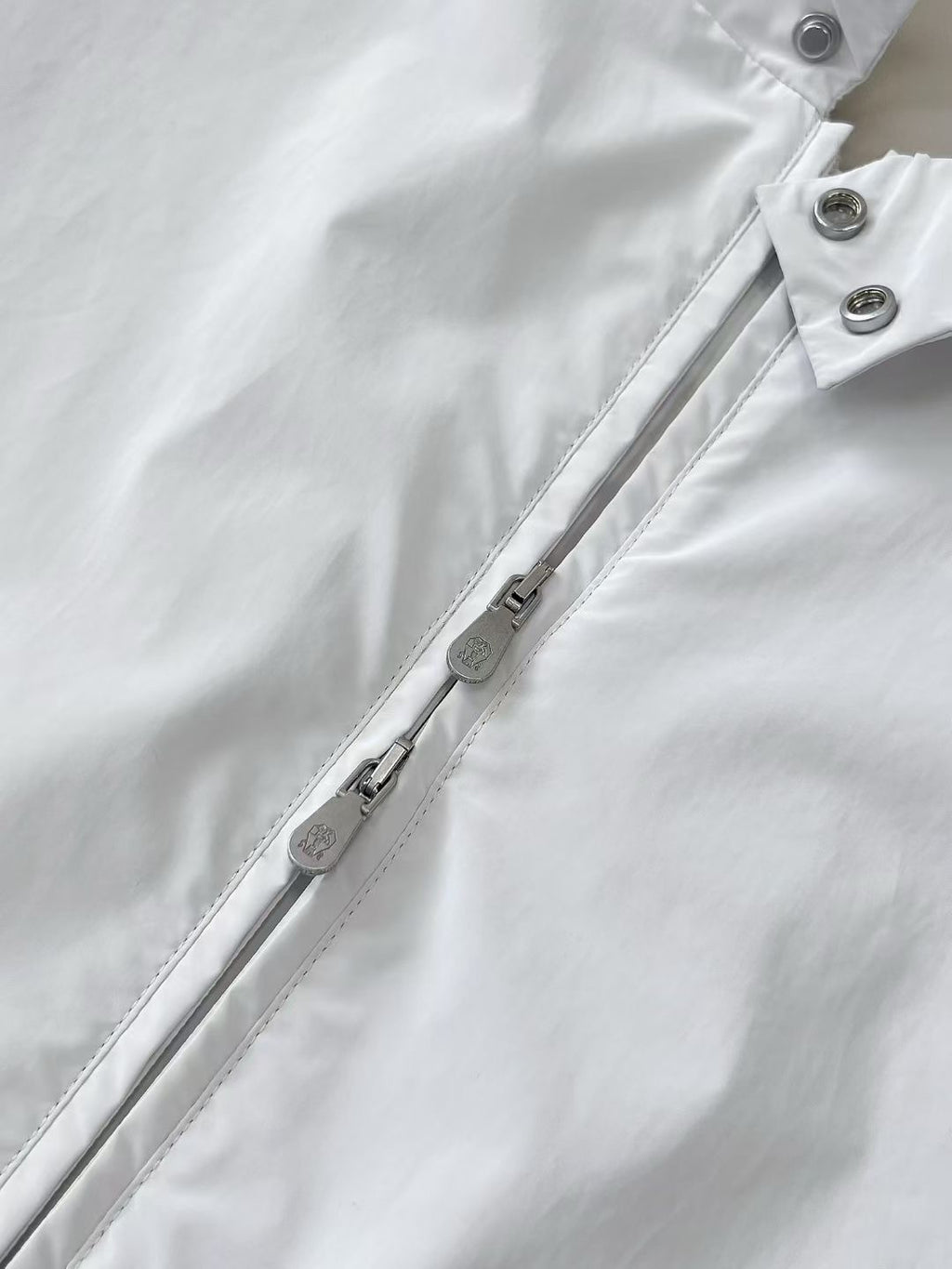 Brunello Cucinelli – Weisse Herrenjacke mit Stehkragen und Reissverschluss