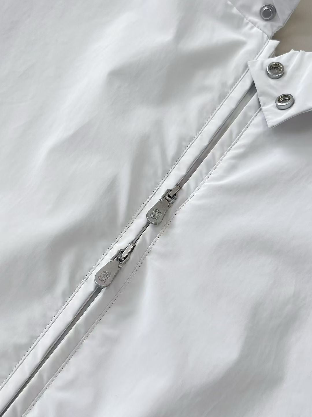 Brunello Cucinelli – Weisse Herrenjacke mit Stehkragen und Reissverschluss