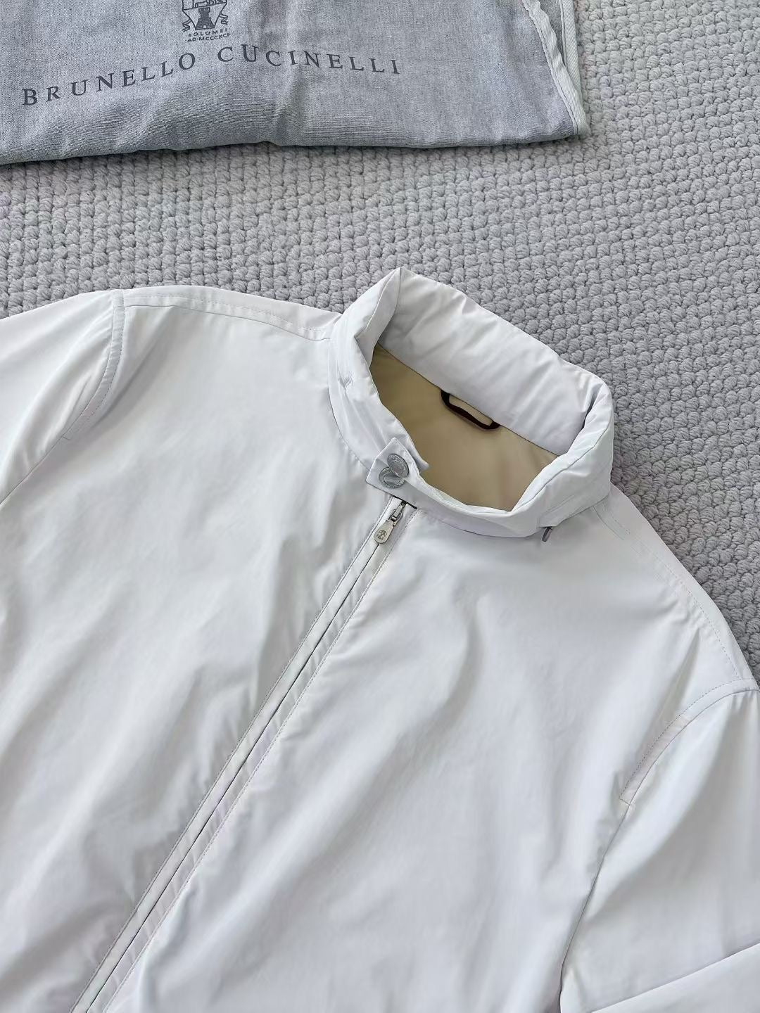 Brunello Cucinelli – Weisse Herrenjacke mit Stehkragen und Reissverschluss