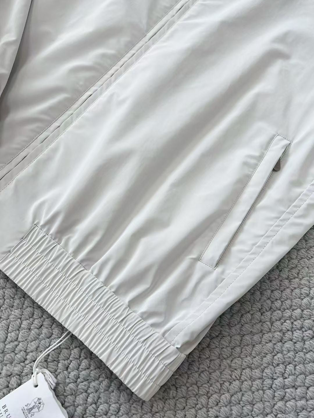 Brunello Cucinelli – Weisse Herrenjacke mit Stehkragen und Reissverschluss