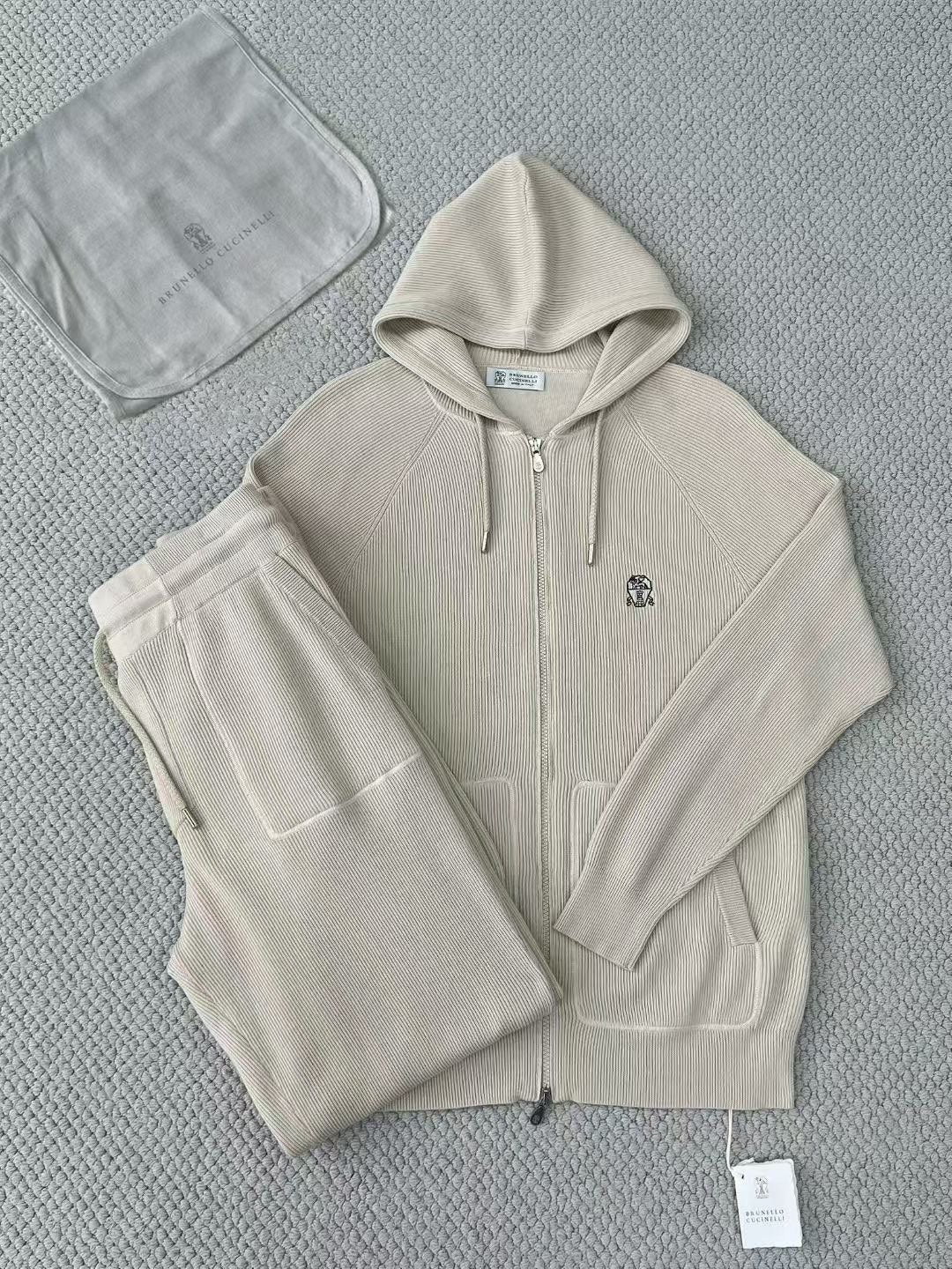Brunello Cucinelli – Strick-Set aus Kapuzenjacke und Hose in Beige