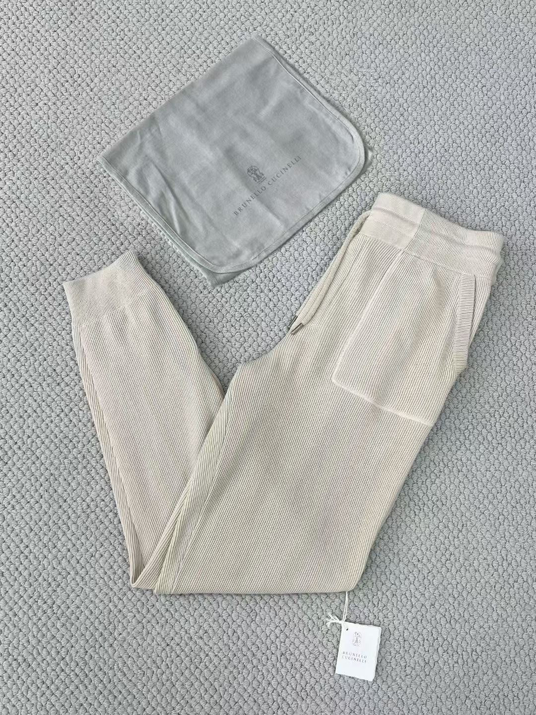 Brunello Cucinelli – Strick-Set aus Kapuzenjacke und Hose in Beige