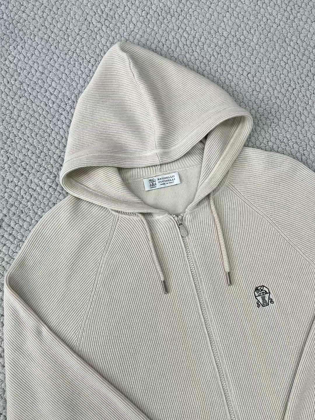 Brunello Cucinelli – Strick-Set aus Kapuzenjacke und Hose in Beige