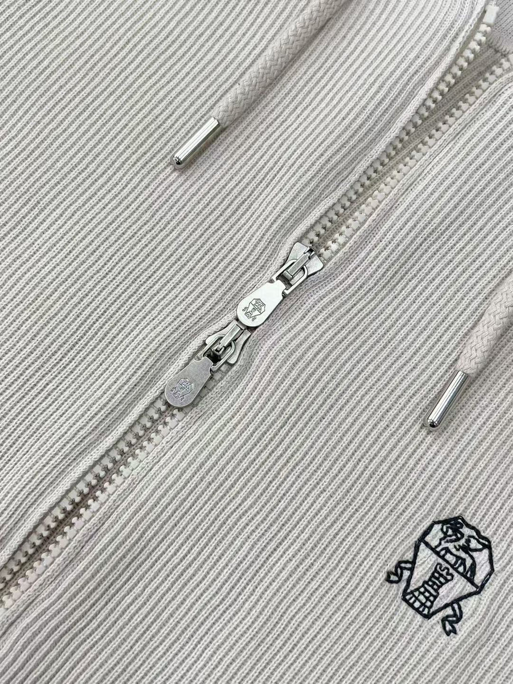 Brunello Cucinelli – Strick-Set aus Kapuzenjacke und Hose in Beige