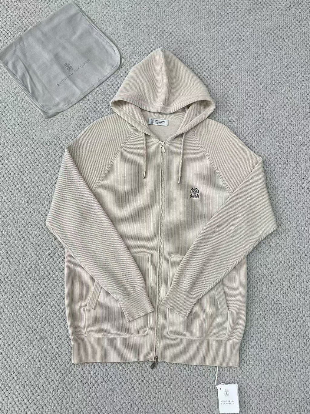 Brunello Cucinelli – Strick-Set aus Kapuzenjacke und Hose in Beige