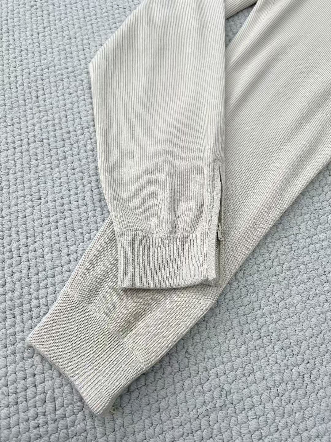 Brunello Cucinelli – Strick-Set aus Kapuzenjacke und Hose in Beige