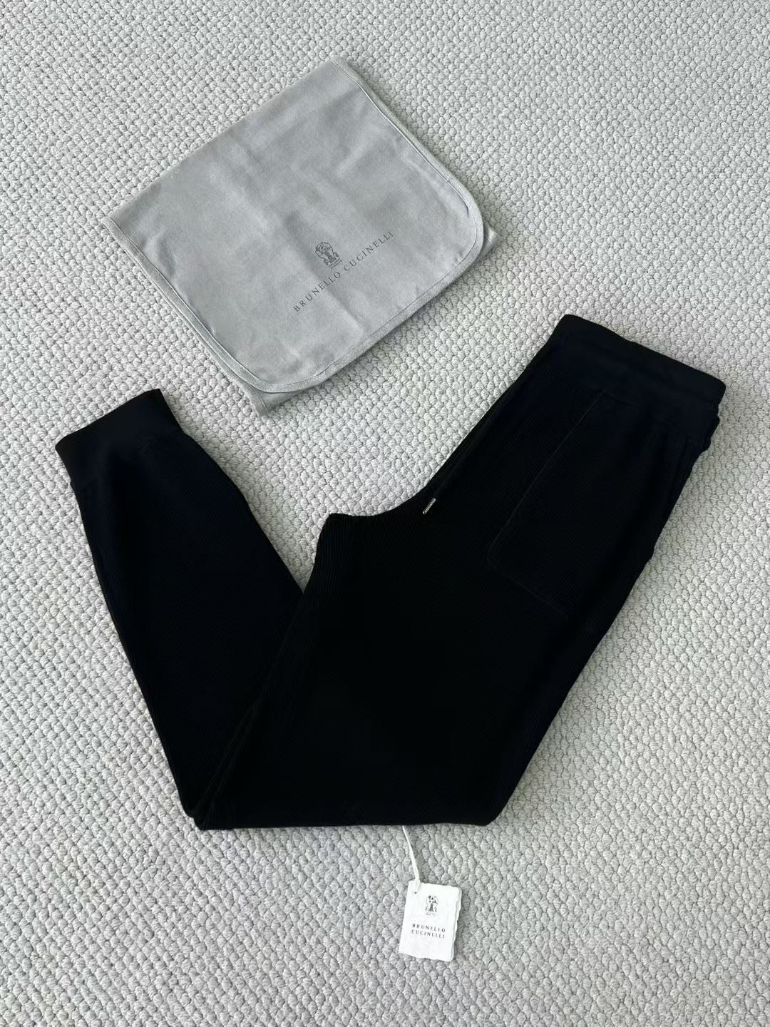 Brunello Cucinelli - Herren Freizeitanzug mit Zip-Hoodie und Jogginghose in Schwarz