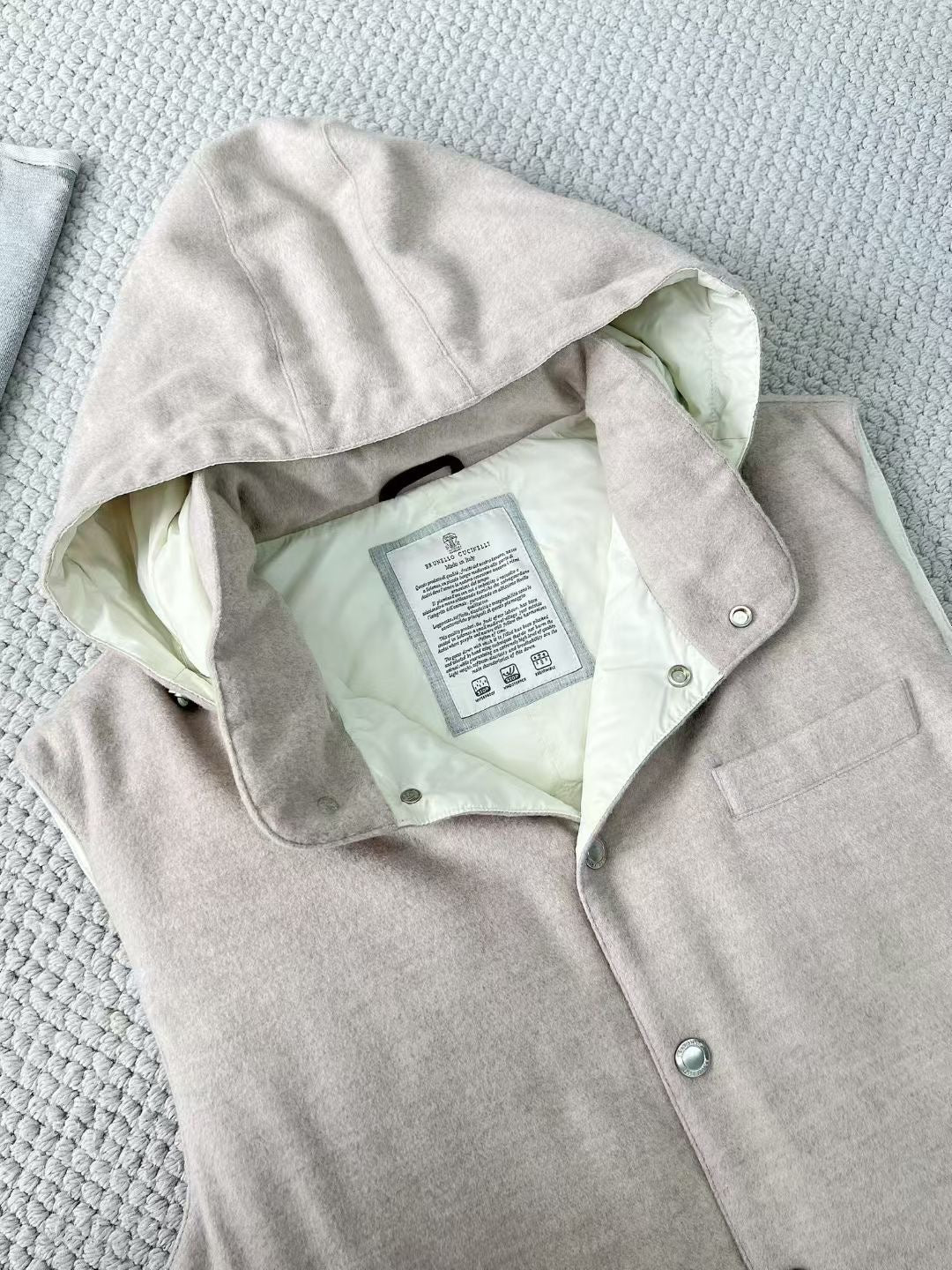 Brunello Cucinelli Winterweste mit Kapuze – Stoffweste in Hellbeige mit Druckknöpfen