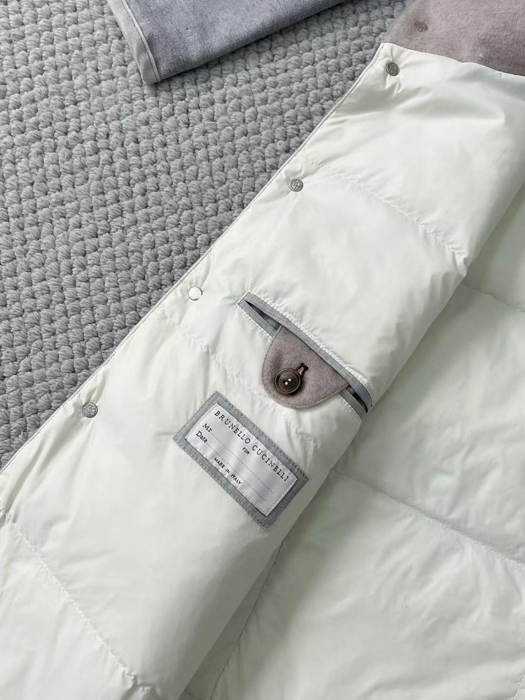 Brunello Cucinelli Winterweste mit Kapuze – Stoffweste in Hellbeige mit Druckknöpfen