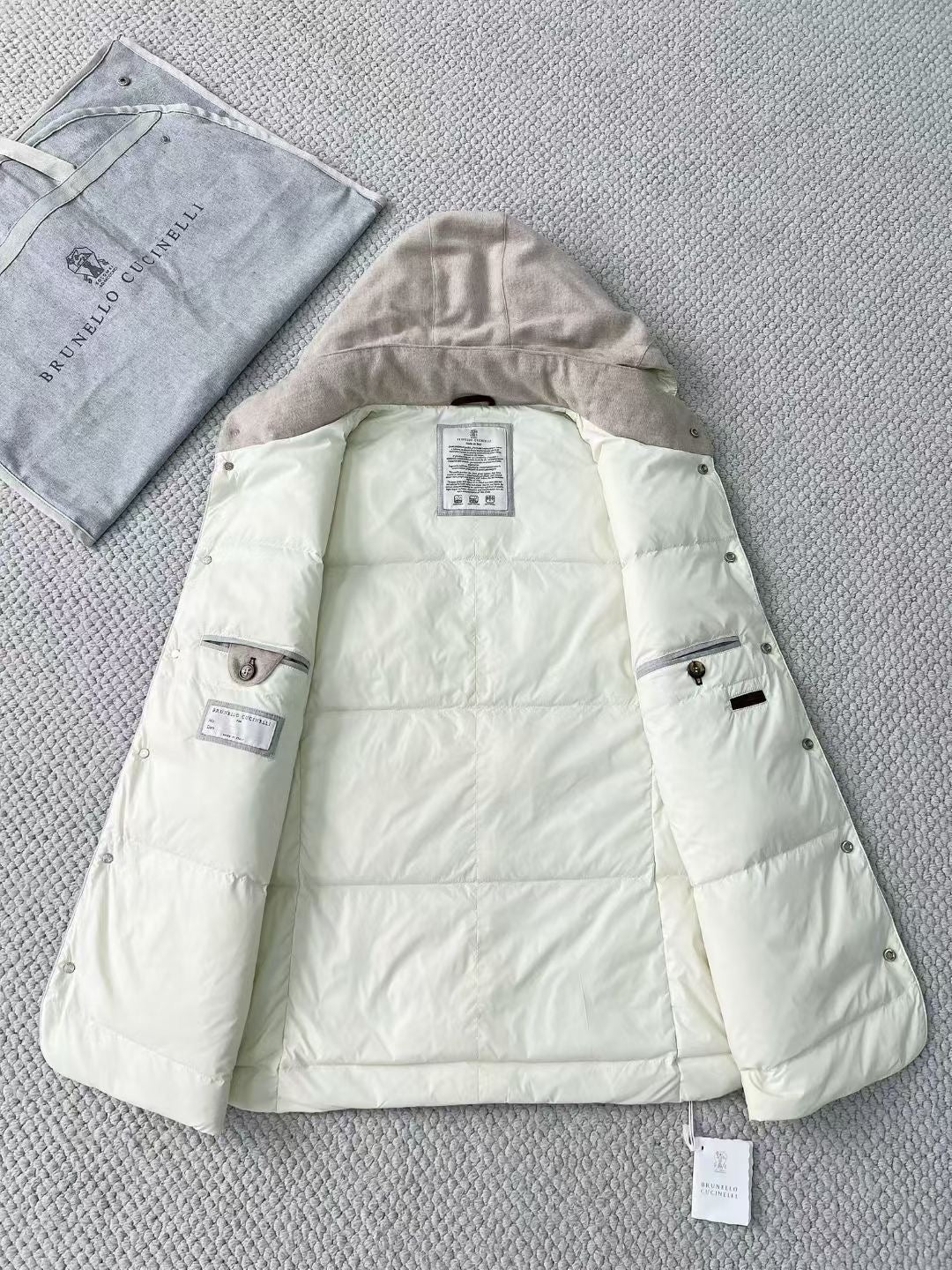 Brunello Cucinelli Winterweste mit Kapuze – Stoffweste in Hellbeige mit Druckknöpfen