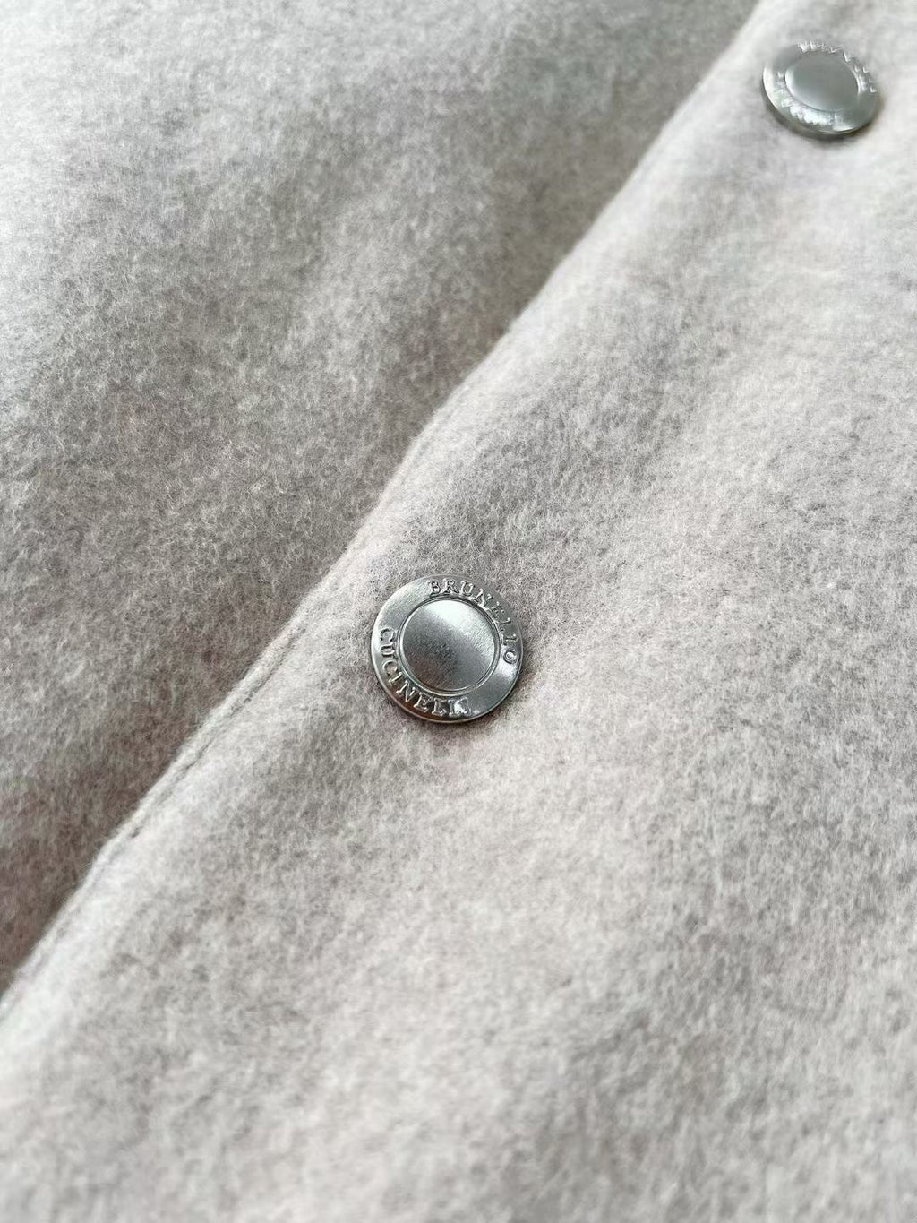 Brunello Cucinelli Winterweste mit Kapuze – Stoffweste in Hellbeige mit Druckknöpfen