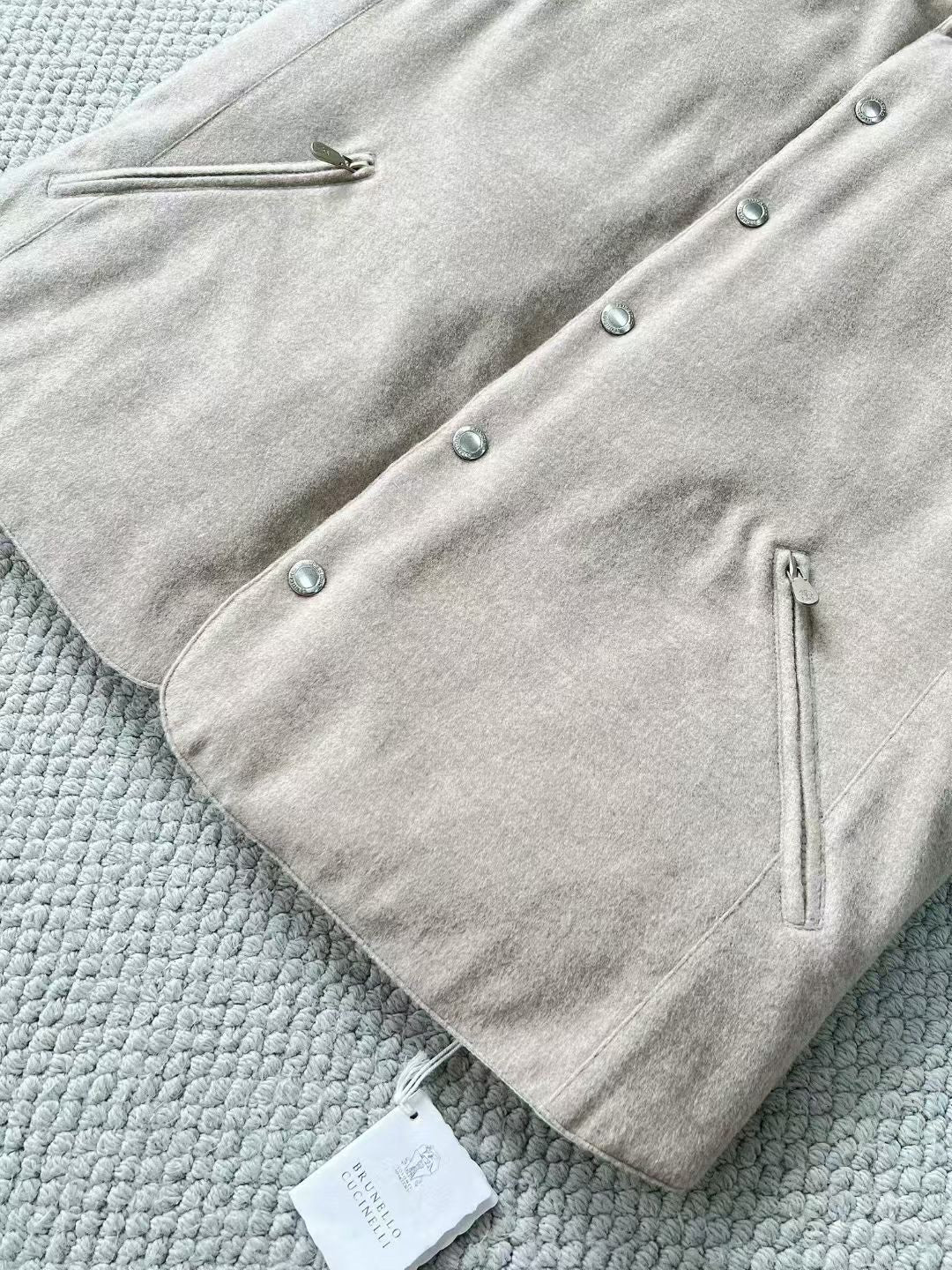 Brunello Cucinelli Winterweste mit Kapuze – Stoffweste in Hellbeige mit Druckknöpfen