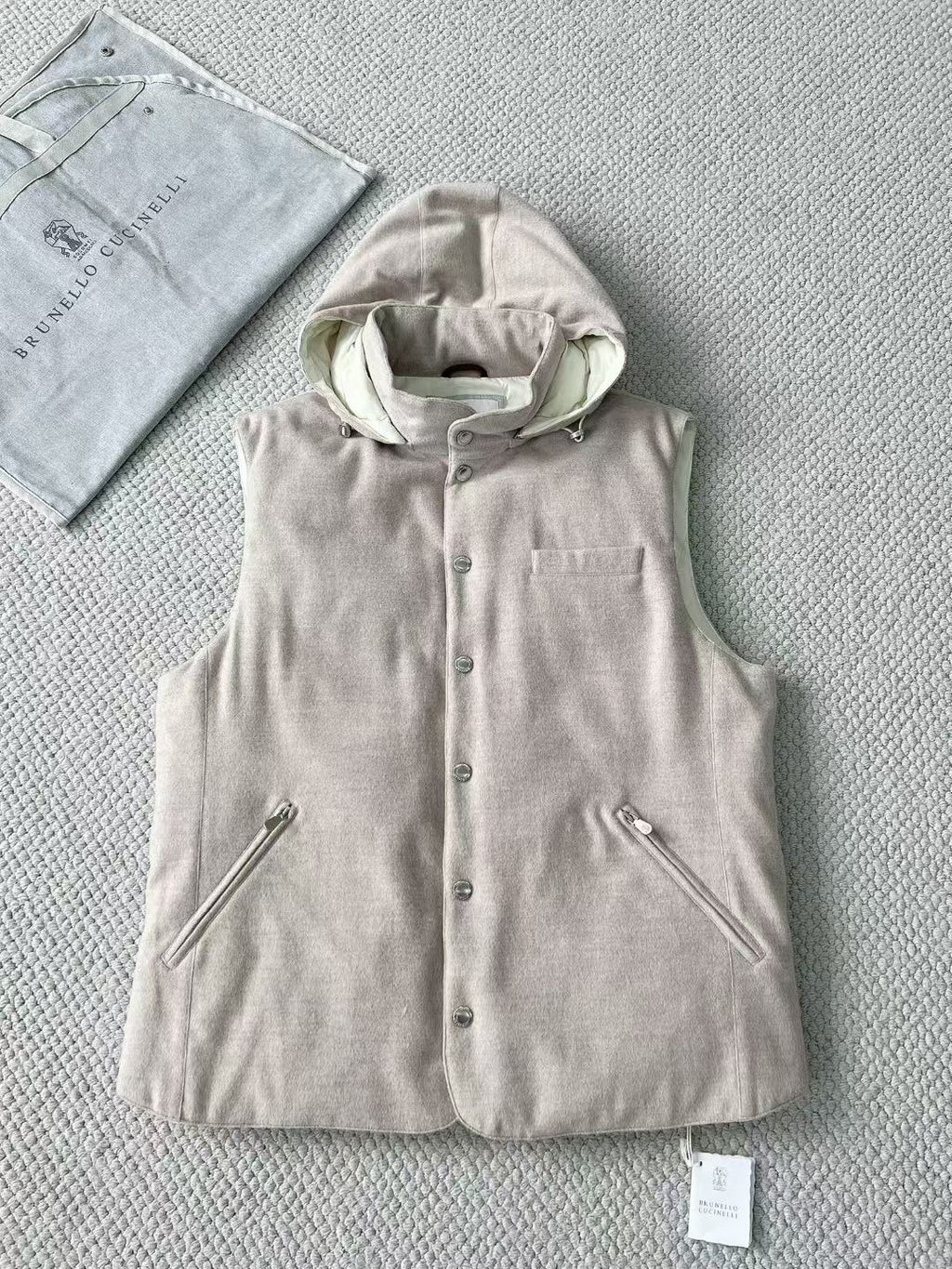 Brunello Cucinelli Winterweste mit Kapuze – Stoffweste in Hellbeige mit Druckknöpfen