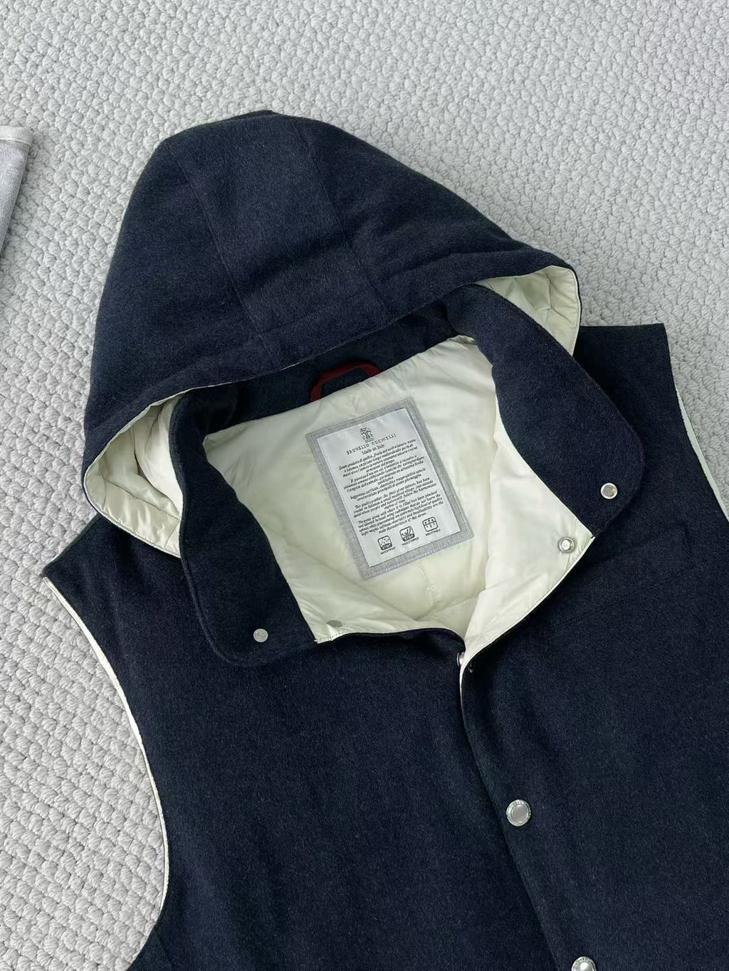 Brunello Cucinelli Winterweste mit Kapuze – Stoffweste in Dunkelblau mit Druckknöpfen