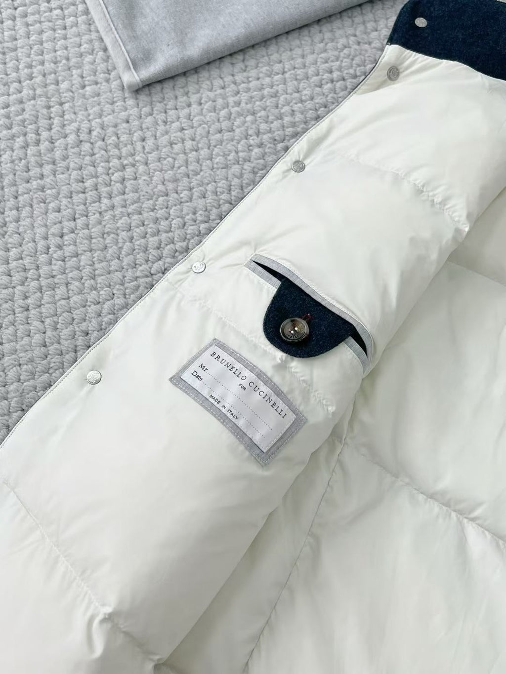 Brunello Cucinelli Winterweste mit Kapuze – Stoffweste in Dunkelblau mit Druckknöpfen