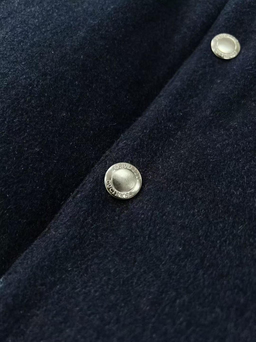 Brunello Cucinelli Winterweste mit Kapuze – Stoffweste in Dunkelblau mit Druckknöpfen