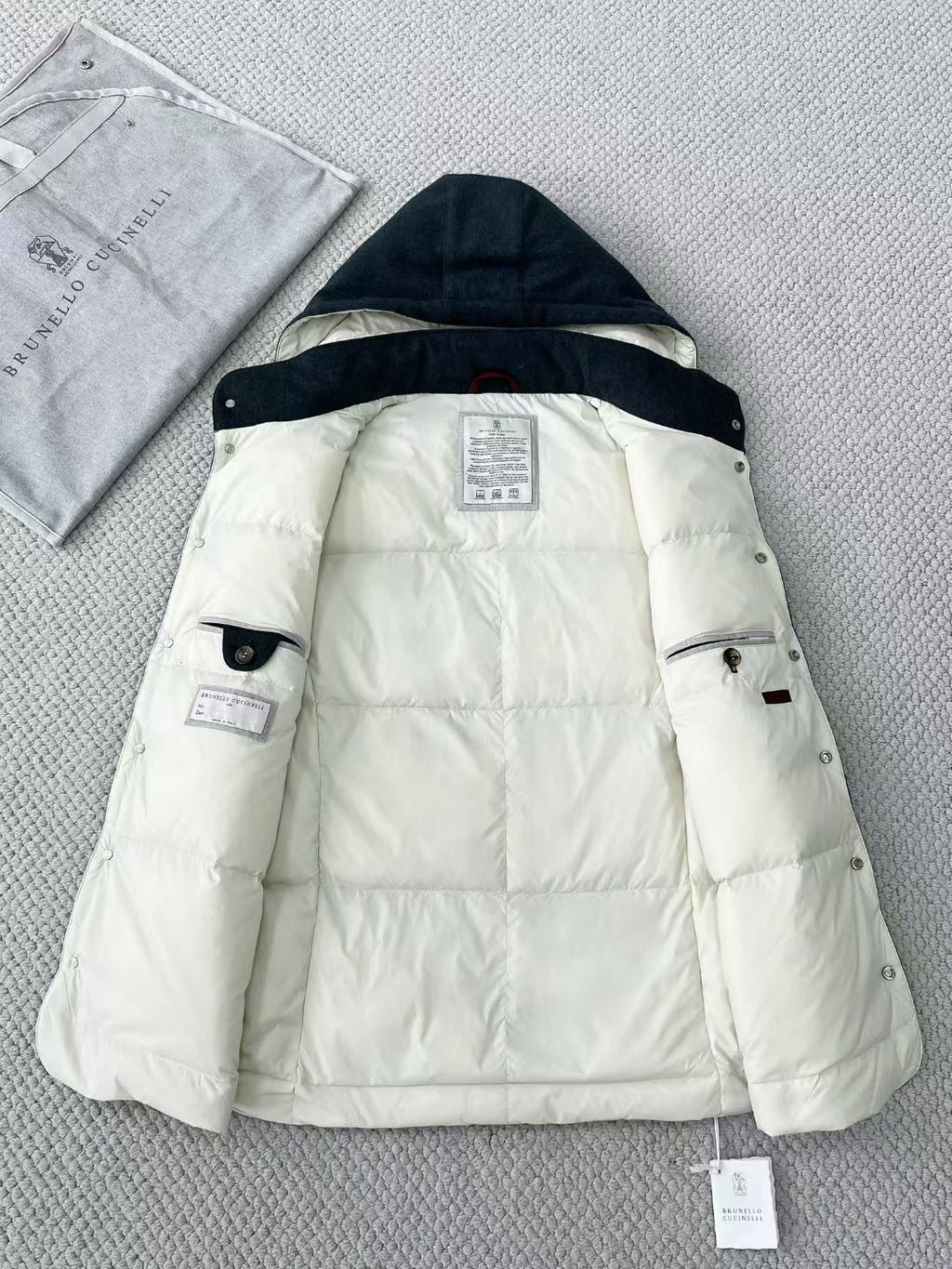 Brunello Cucinelli Winterweste mit Kapuze – Stoffweste in Dunkelblau mit Druckknöpfen