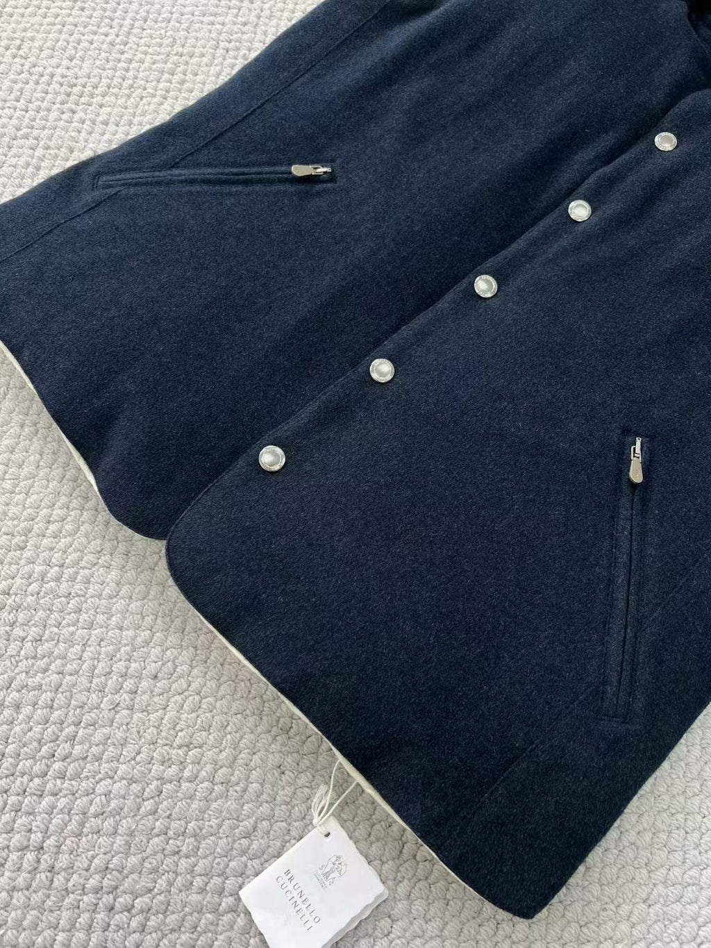 Brunello Cucinelli Winterweste mit Kapuze – Stoffweste in Dunkelblau mit Druckknöpfen