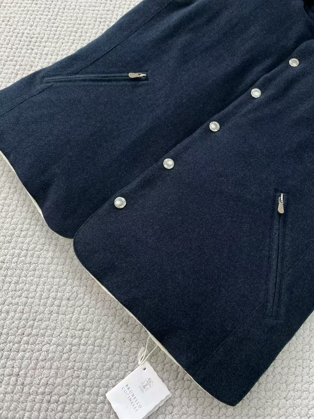 Brunello Cucinelli Winterweste mit Kapuze – Stoffweste in Dunkelblau mit Druckknöpfen