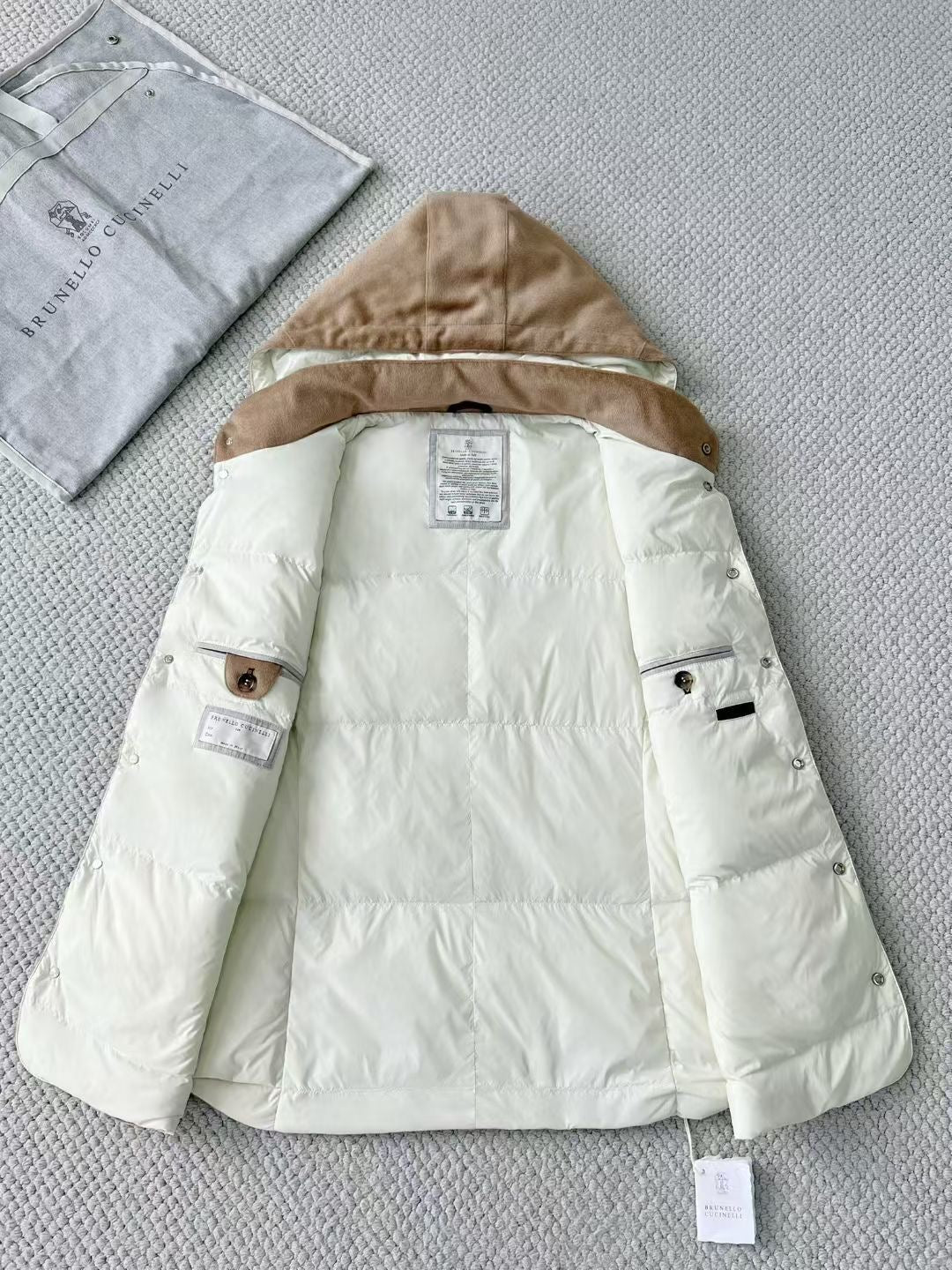 Brunello Cucinelli Winterweste mit Kapuze – Stoffweste in Beige mit Druckknöpfen