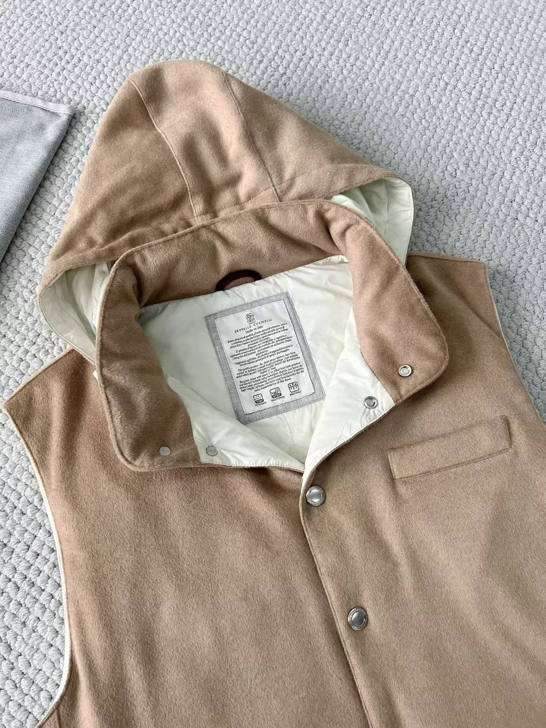 Brunello Cucinelli Winterweste mit Kapuze – Stoffweste in Beige mit Druckknöpfen