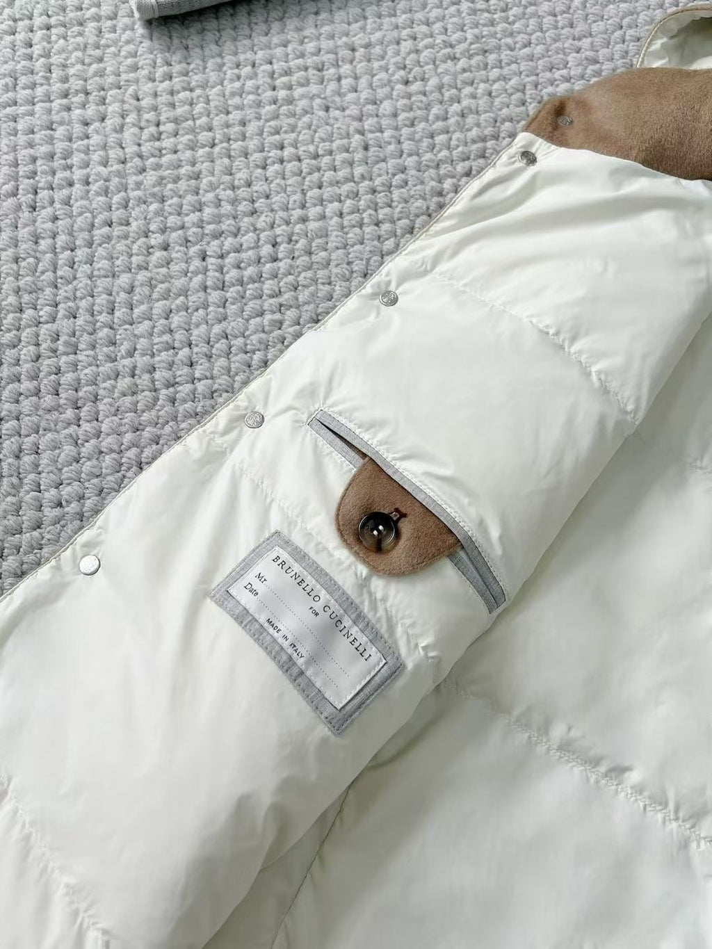 Brunello Cucinelli Winterweste mit Kapuze – Stoffweste in Beige mit Druckknöpfen