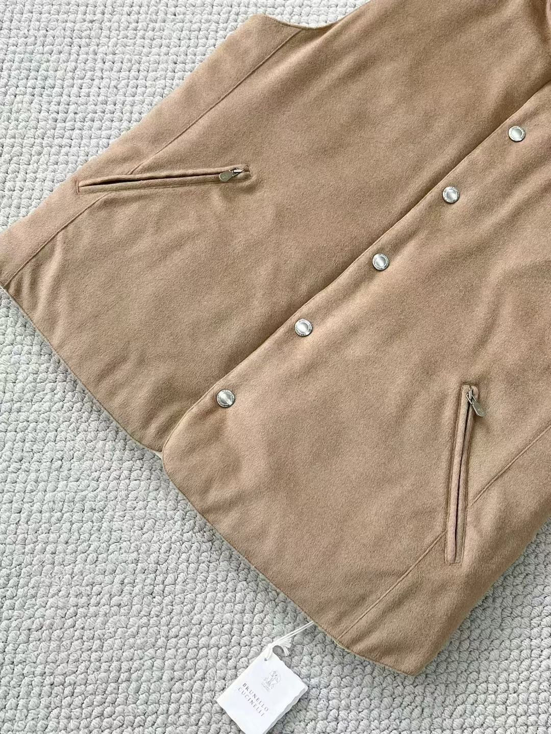 Brunello Cucinelli Winterweste mit Kapuze – Stoffweste in Beige mit Druckknöpfen