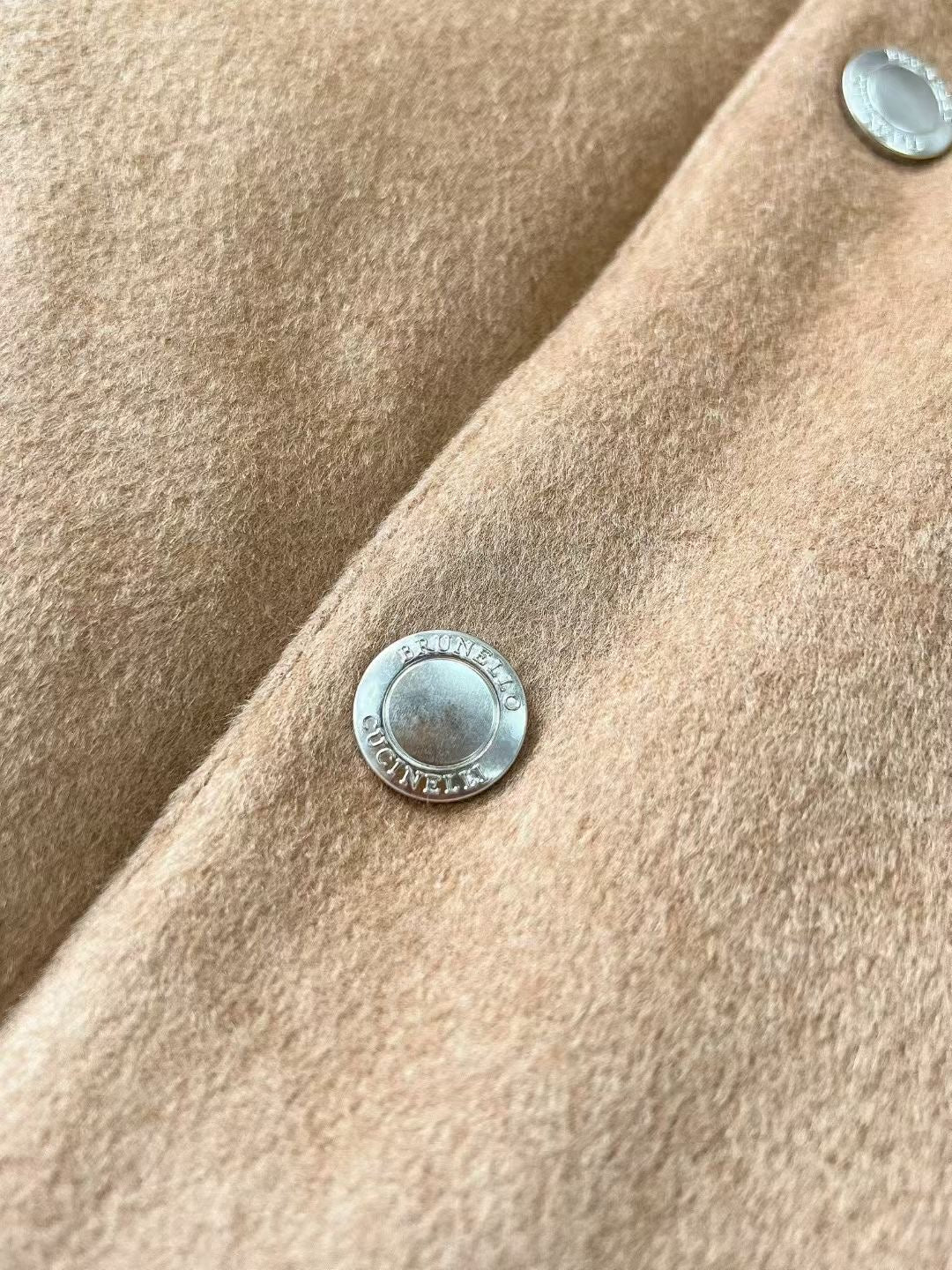 Brunello Cucinelli Winterweste mit Kapuze – Stoffweste in Beige mit Druckknöpfen