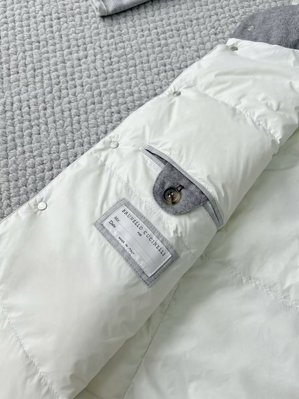 Brunello Cucinelli Winterweste mit Kapuze – Stoffweste in Hellgrau mit Druckknöpfen
