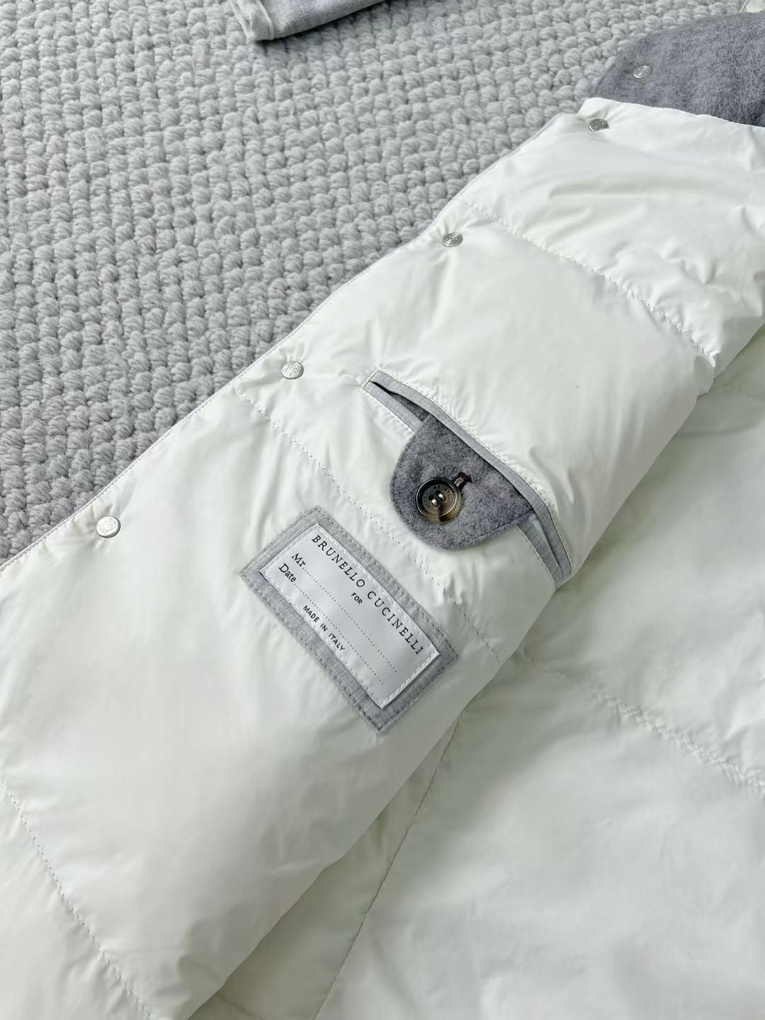 Brunello Cucinelli Winterweste mit Kapuze – Stoffweste in Hellgrau mit Druckknöpfen