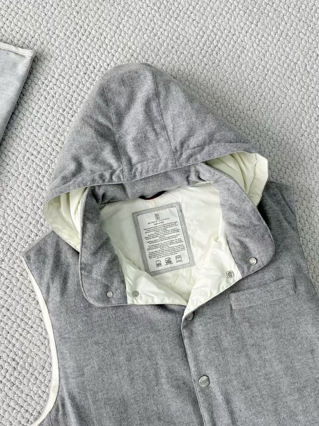 Brunello Cucinelli Winterweste mit Kapuze – Stoffweste in Hellgrau mit Druckknöpfen