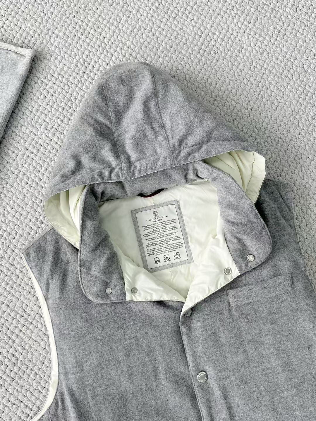 Brunello Cucinelli Winterweste mit Kapuze – Stoffweste in Hellgrau mit Druckknöpfen