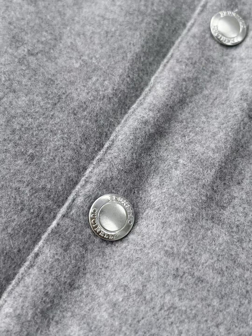 Brunello Cucinelli Winterweste mit Kapuze – Stoffweste in Hellgrau mit Druckknöpfen