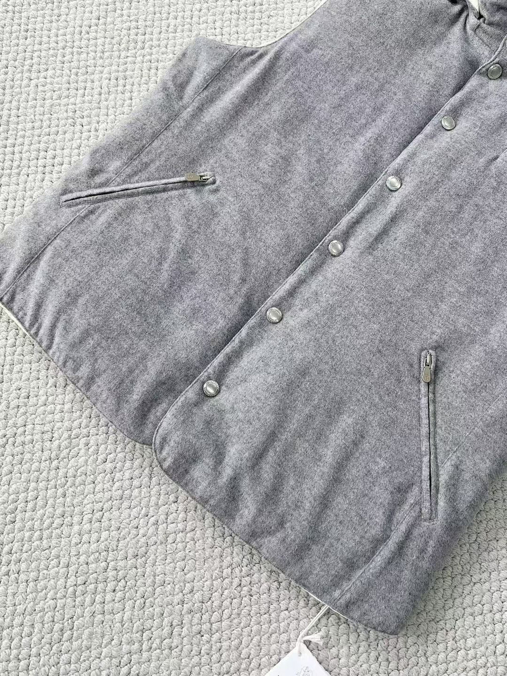 Brunello Cucinelli Winterweste mit Kapuze – Stoffweste in Hellgrau mit Druckknöpfen