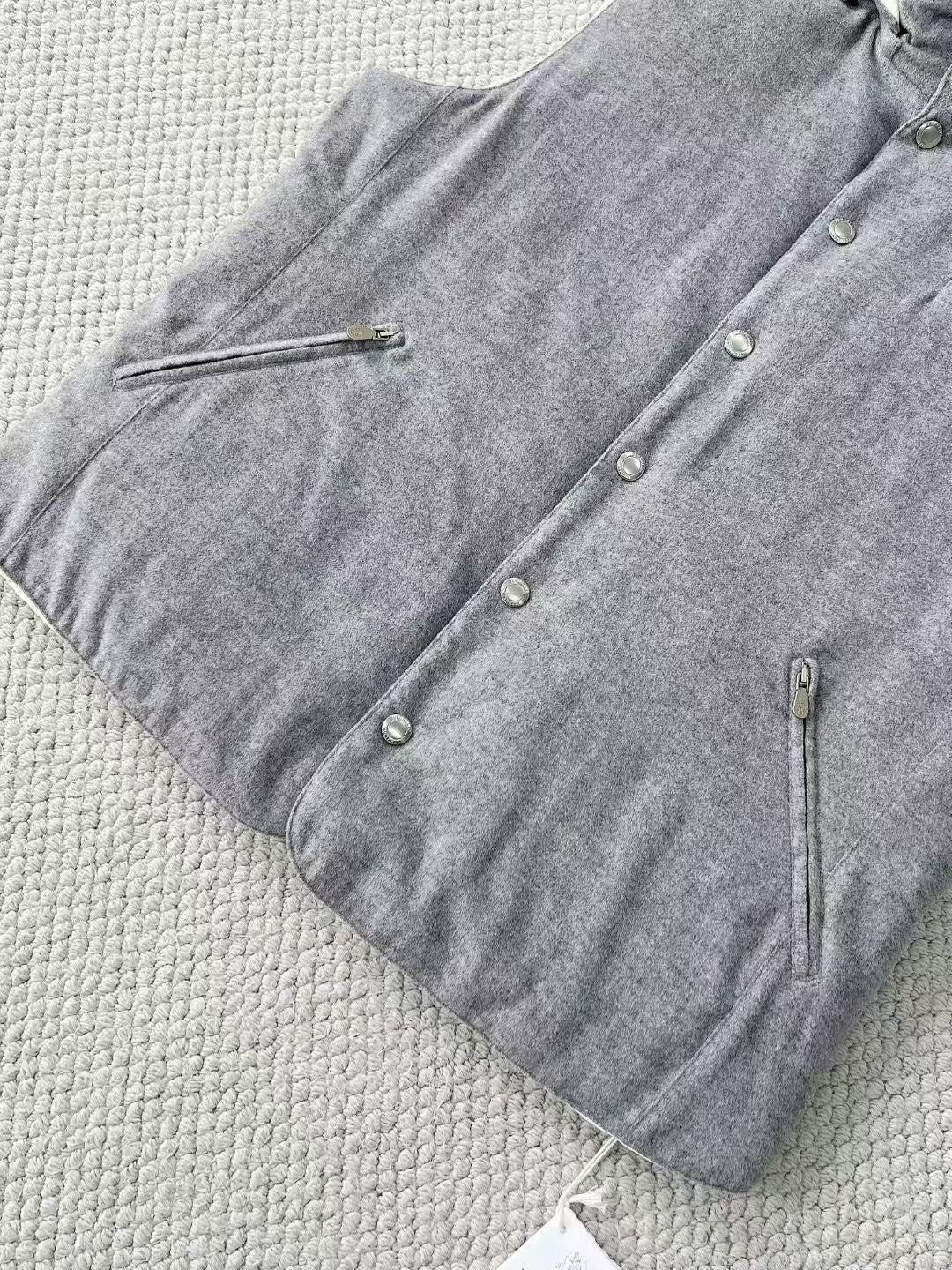 Brunello Cucinelli Winterweste mit Kapuze – Stoffweste in Hellgrau mit Druckknöpfen