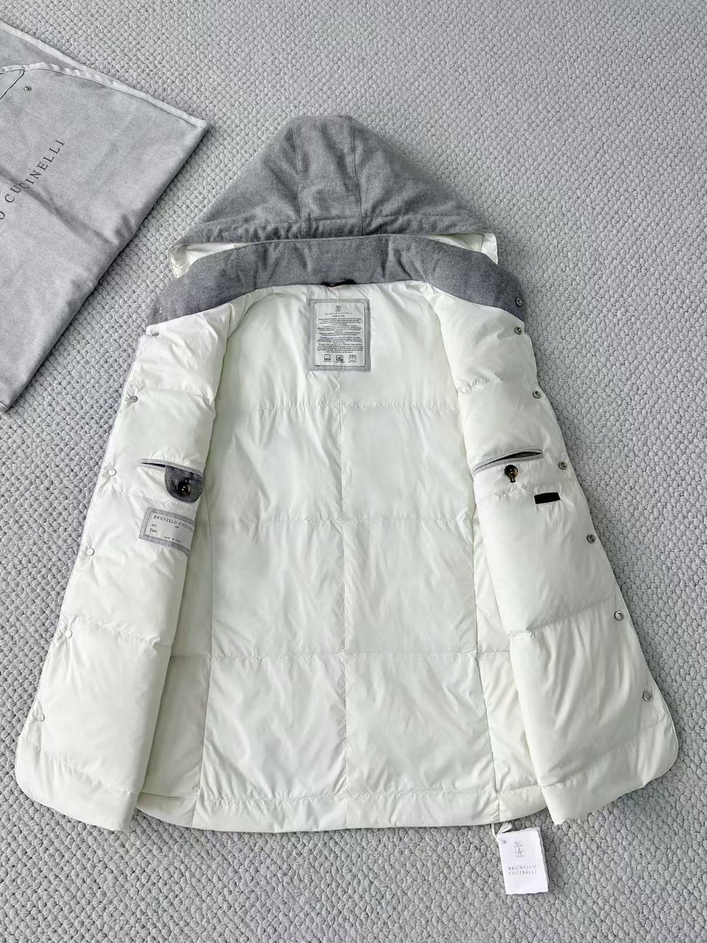 Brunello Cucinelli Winterweste mit Kapuze – Stoffweste in Hellgrau mit Druckknöpfen