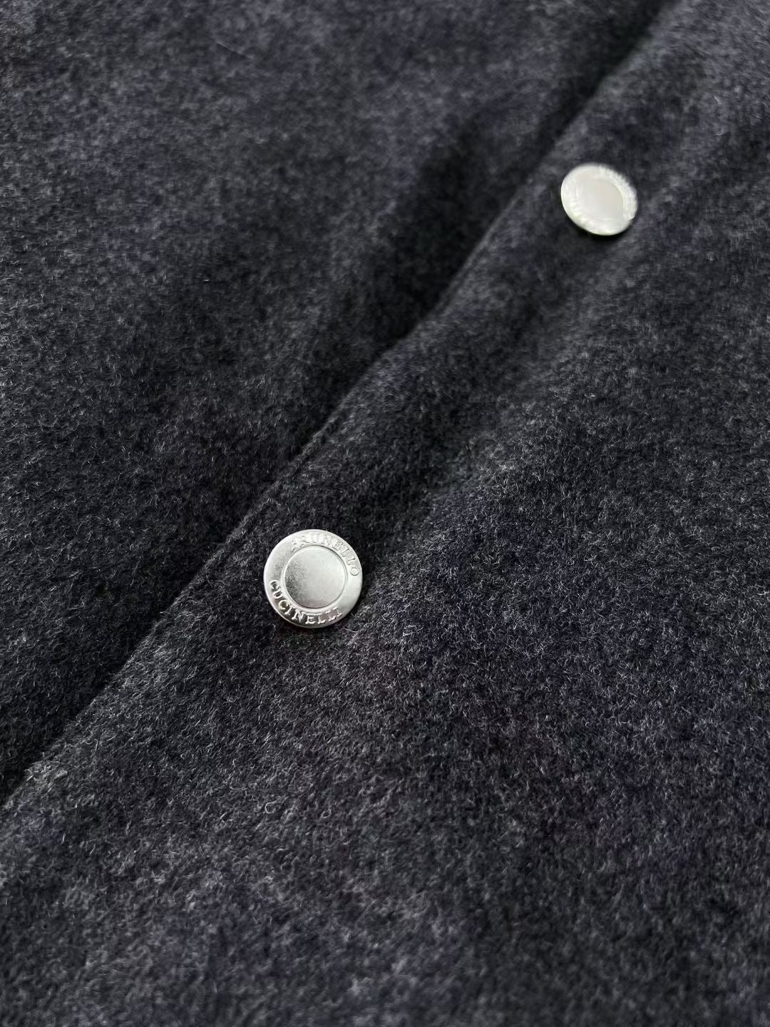 Brunello Cucinelli Steppweste mit Kapuze – Winterweste in Dunkelgrau mit Stoffoberfläche