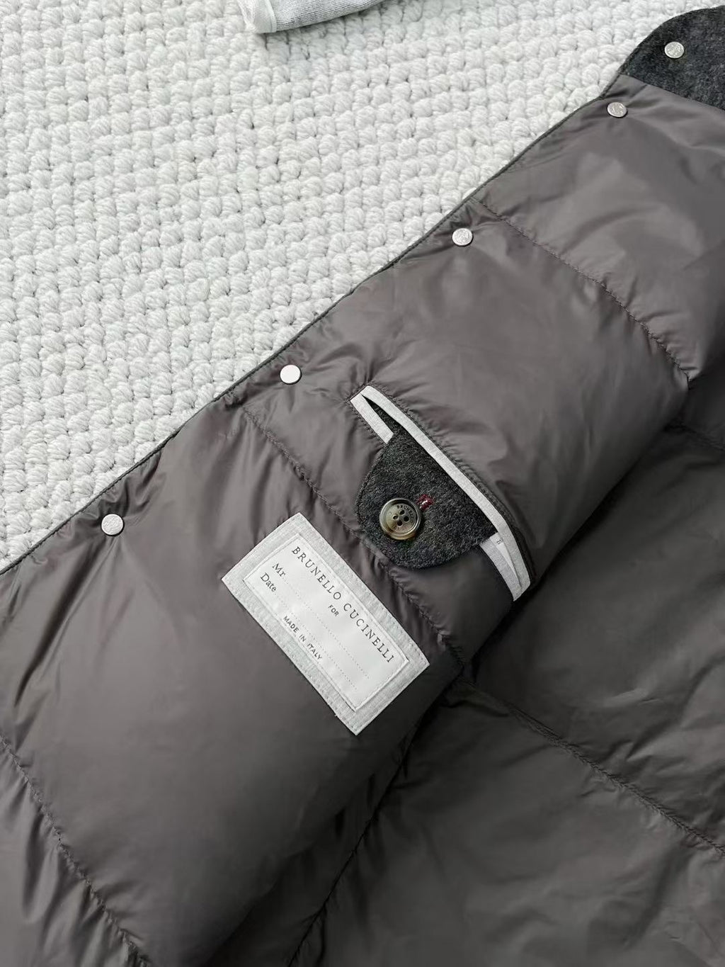 Brunello Cucinelli Steppweste mit Kapuze – Winterweste in Dunkelgrau mit Stoffoberfläche