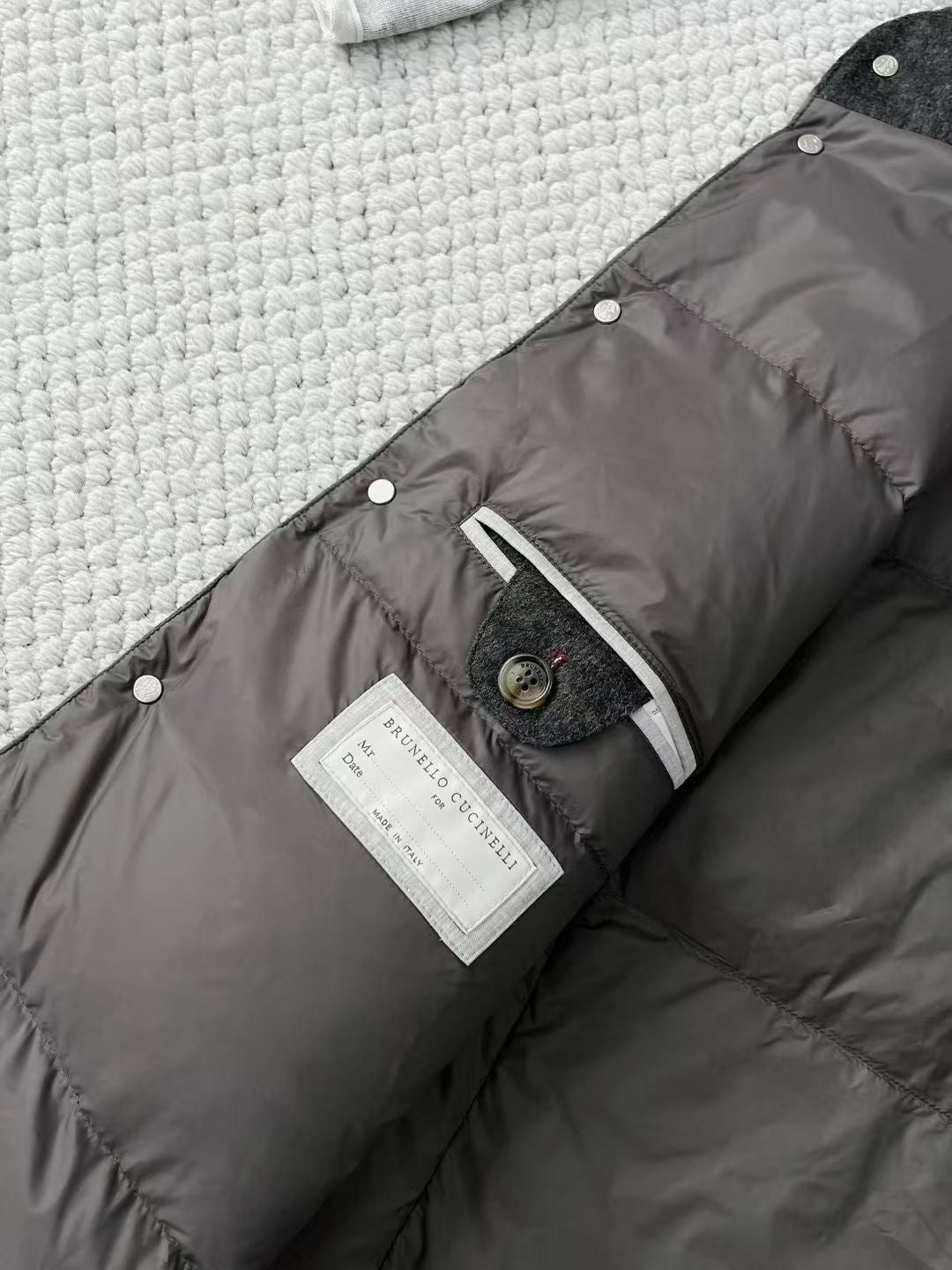 Brunello Cucinelli Steppweste mit Kapuze – Winterweste in Dunkelgrau mit Stoffoberfläche