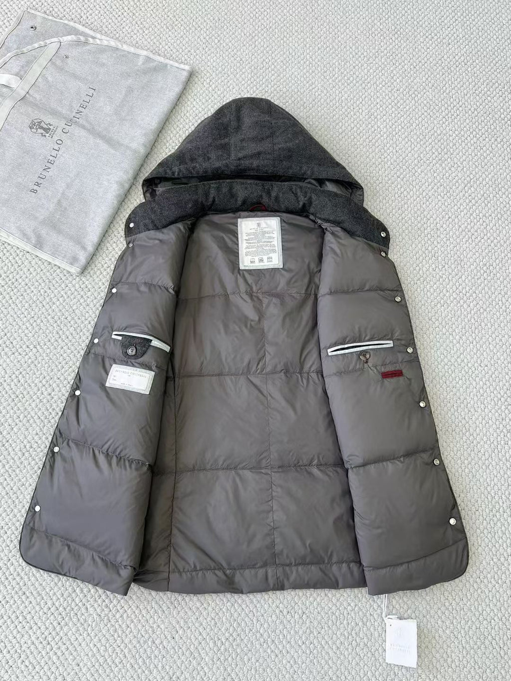 Brunello Cucinelli Steppweste mit Kapuze – Winterweste in Dunkelgrau mit Stoffoberfläche