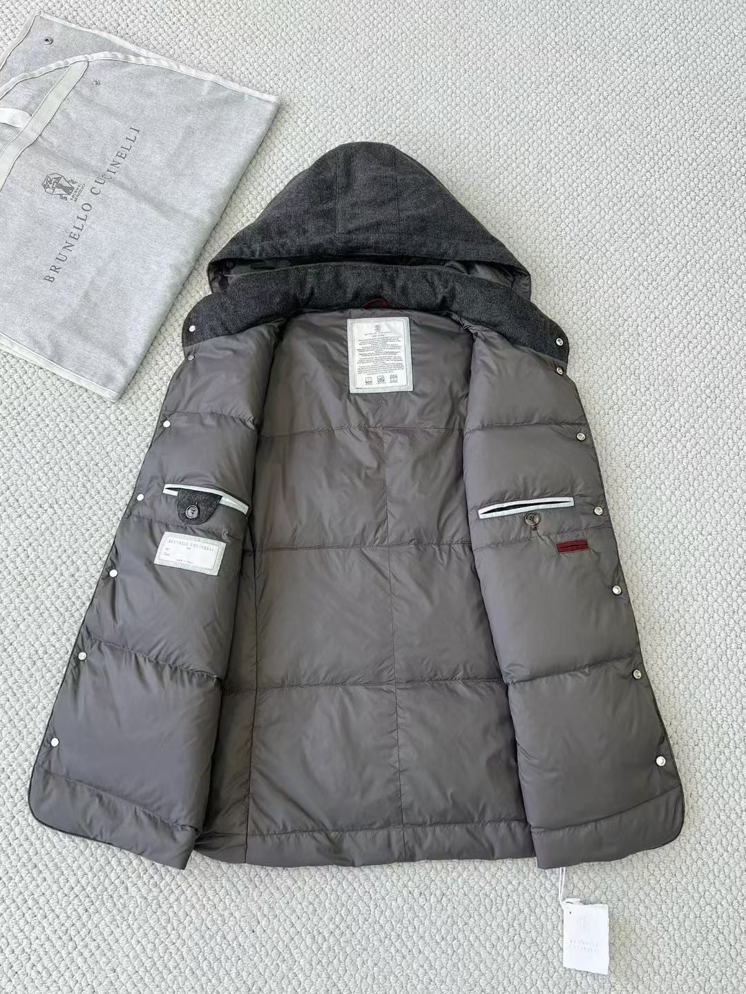 Brunello Cucinelli Steppweste mit Kapuze – Winterweste in Dunkelgrau mit Stoffoberfläche