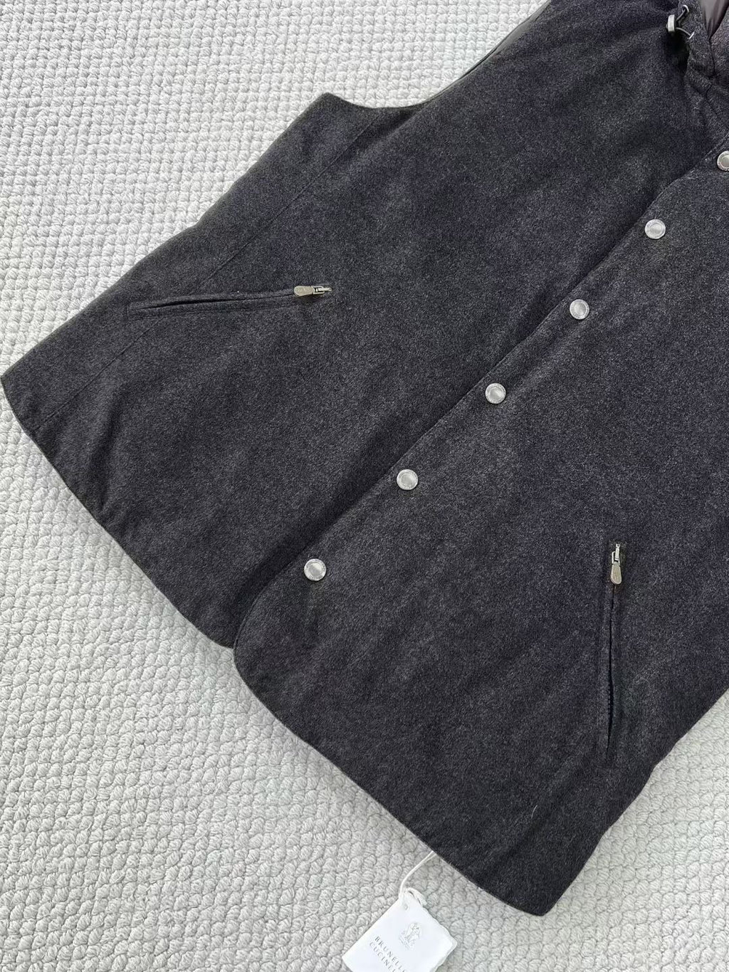 Brunello Cucinelli Steppweste mit Kapuze – Winterweste in Dunkelgrau mit Stoffoberfläche