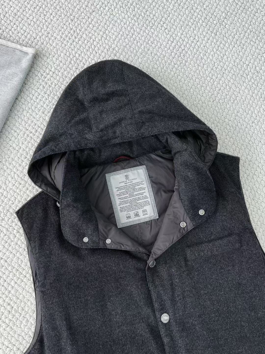 Brunello Cucinelli Steppweste mit Kapuze – Winterweste in Dunkelgrau mit Stoffoberfläche