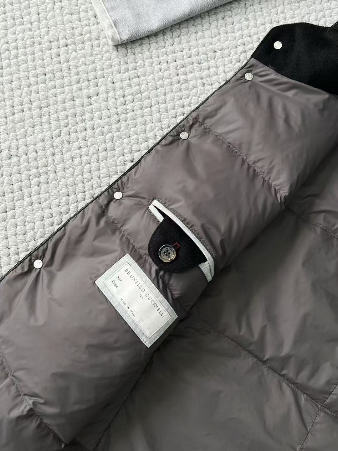 Brunello Cucinelli Steppweste mit Kapuze – Schwarze Winterweste mit Reissverschlusstaschen