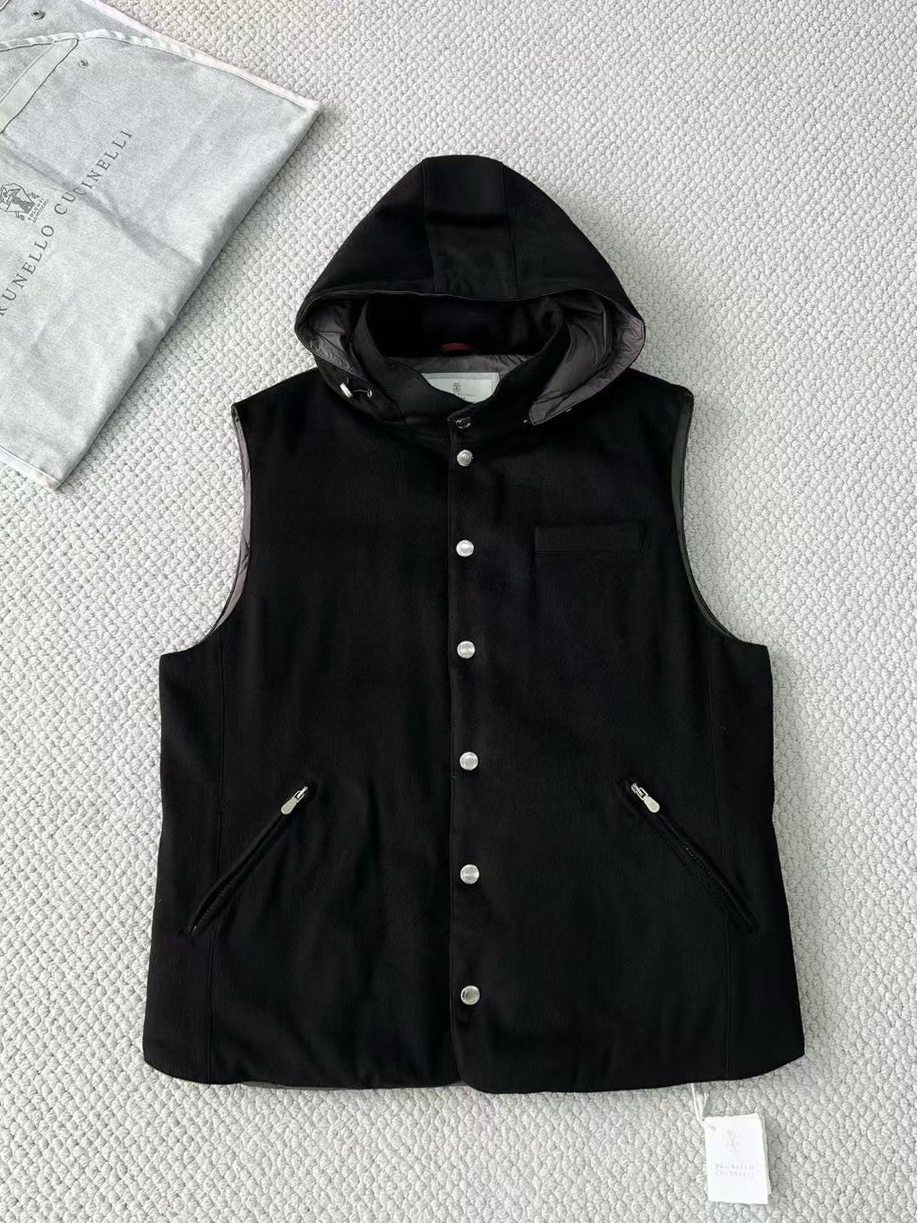 Brunello Cucinelli Steppweste mit Kapuze – Schwarze Winterweste mit Reissverschlusstaschen