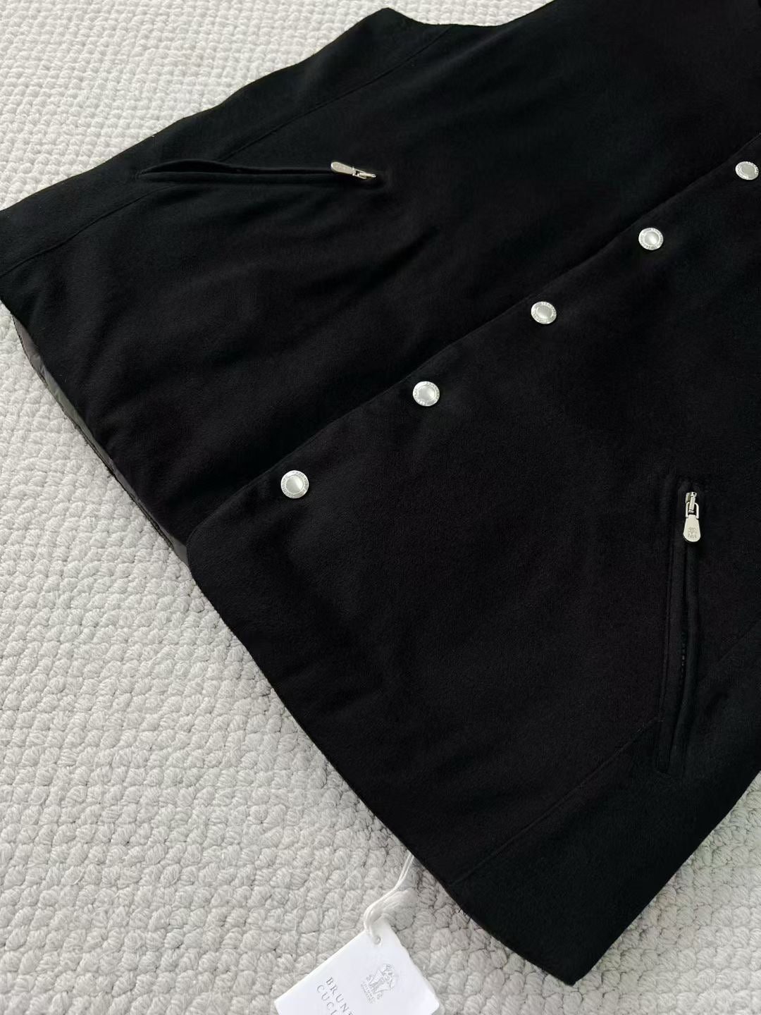 Brunello Cucinelli Steppweste mit Kapuze – Schwarze Winterweste mit Reissverschlusstaschen