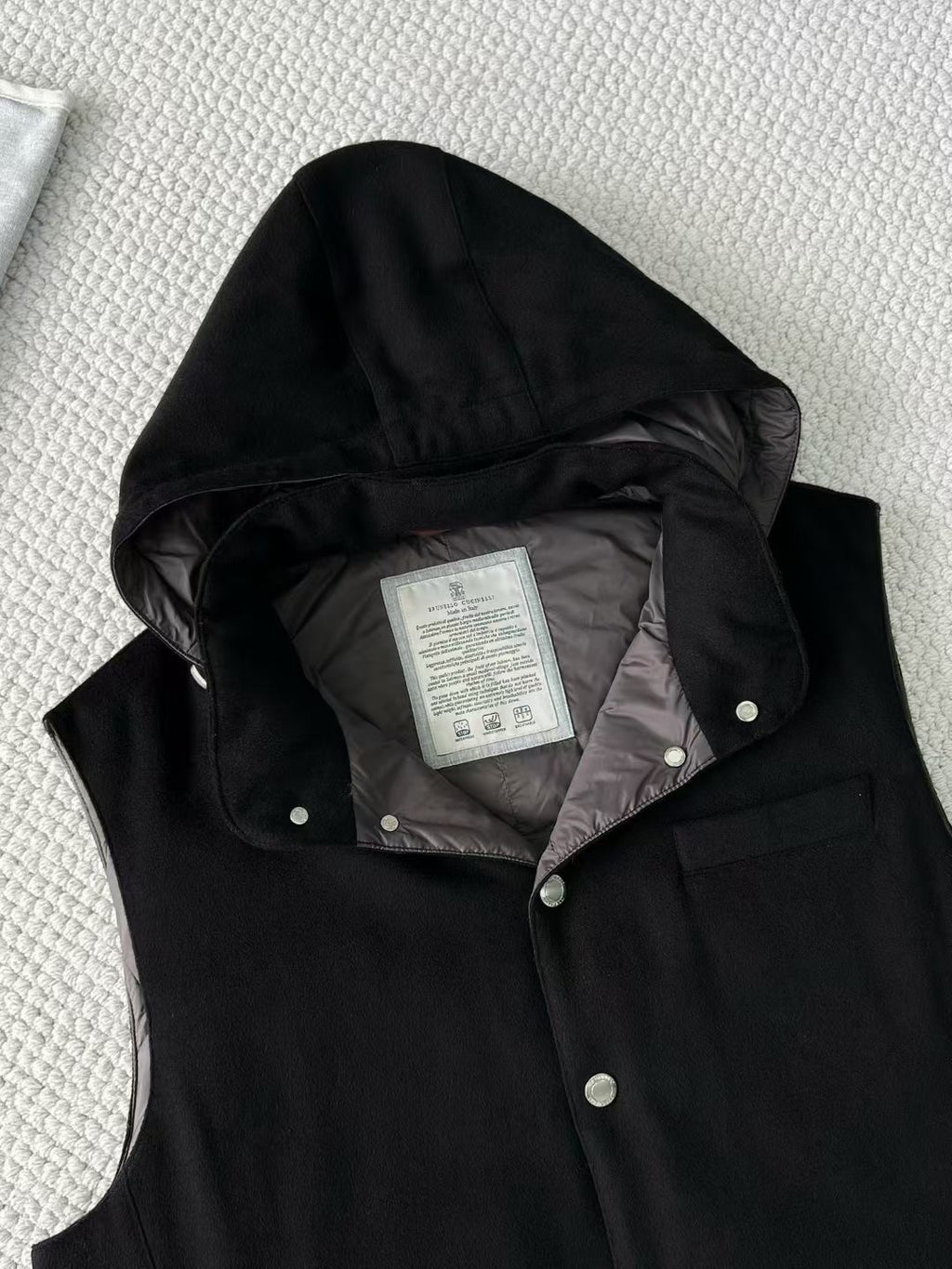 Brunello Cucinelli Steppweste mit Kapuze – Schwarze Winterweste mit Reissverschlusstaschen